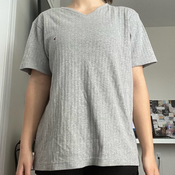 It’s a perfect oversized grey Tommy Hilfiger T-Shirt - Picture 1 of 5